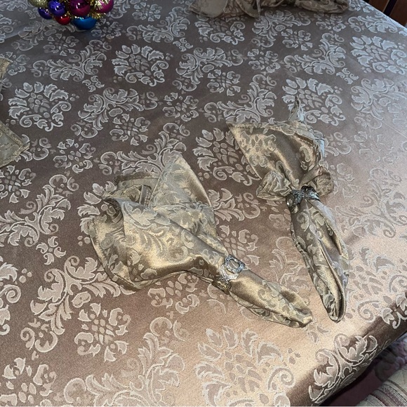 Gold table cloth, 112x60 inches with 8 napkins. - Picture 3 of 3